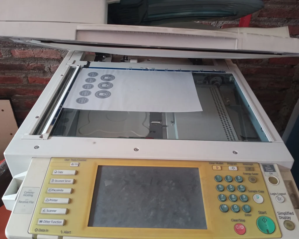 San Menggunakan Mesin Fotocopy